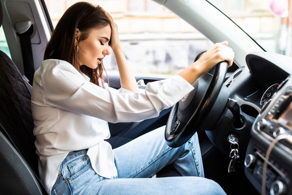 Cosa fare se l’auto fischia durante la guida?