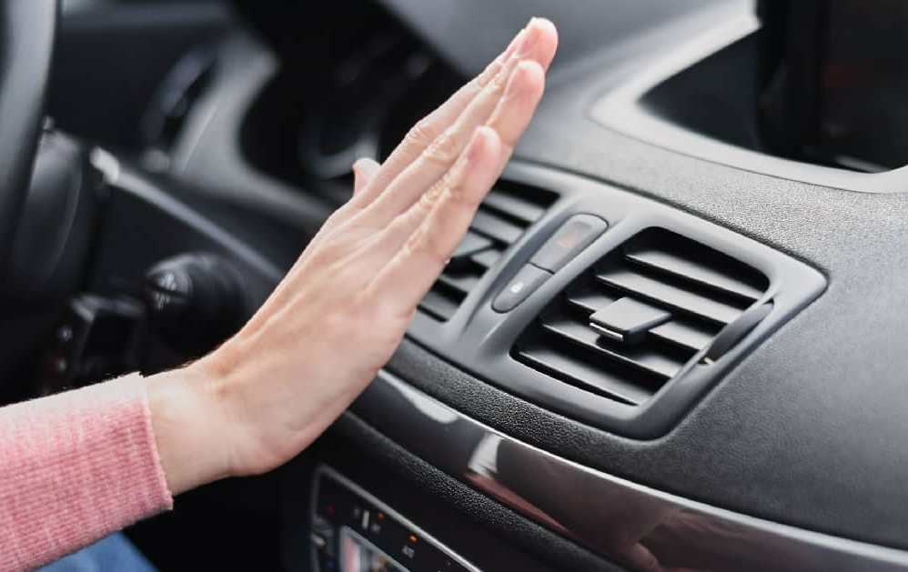 Perché il climatizzatore dell’auto soffia poco: possibili cause