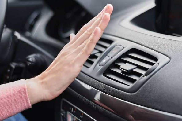 Perché il climatizzatore dell’auto soffia poco: possibili cause