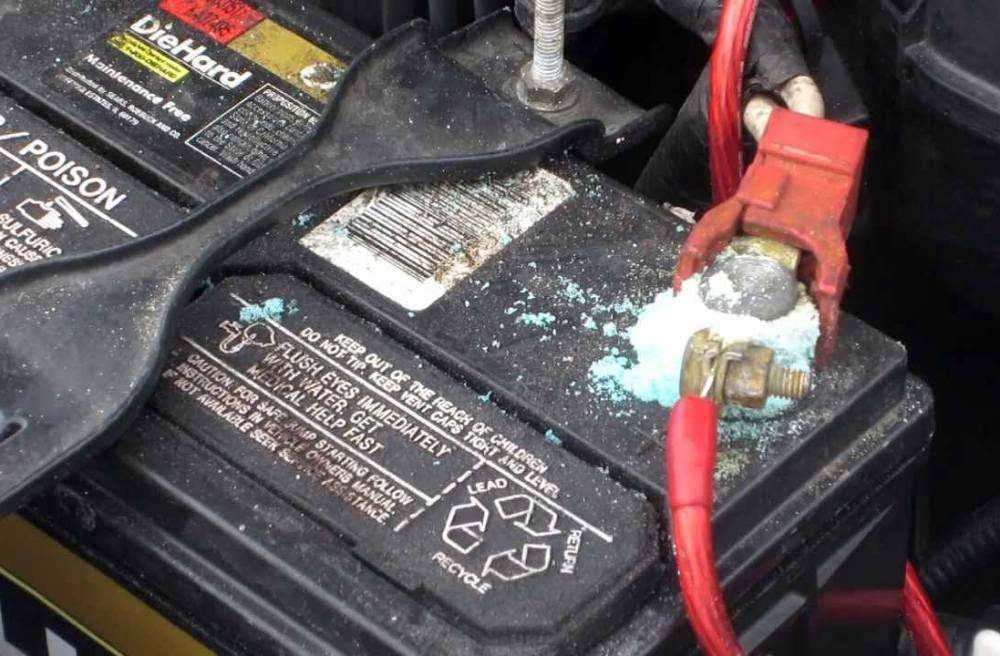 Cosa fare se i morsetti della batteria sono ossidati?