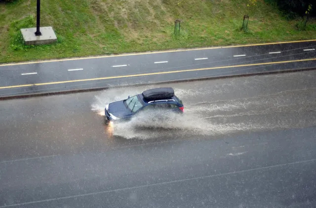 Il consumo di carburante aumenta quando piove?