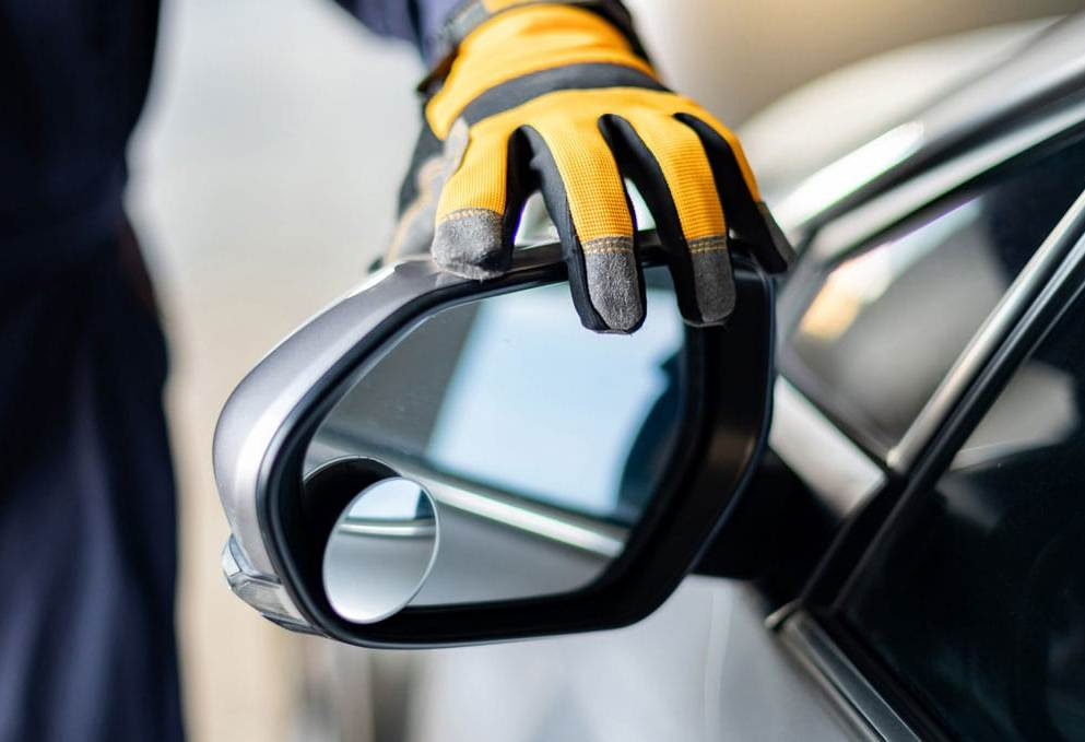 È possibile sostituire da soli lo specchietto laterale dell’auto?