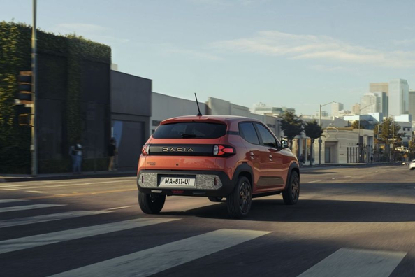Dacia Spring 2024: Auto elettrica economica con design aggiornato Foto 4