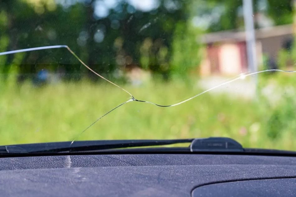 Cosa fare se si incrina il parabrezza dell'auto