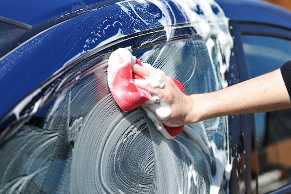 Come scegliere lo shampoo auto giusto per il lavaggio a mano