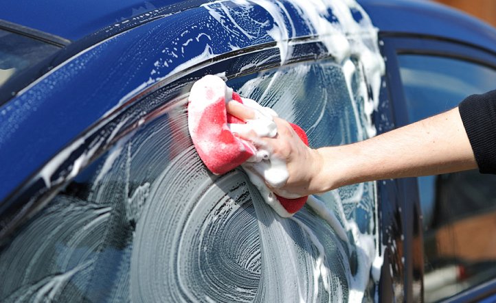 Come scegliere lo shampoo auto giusto per il lavaggio a mano