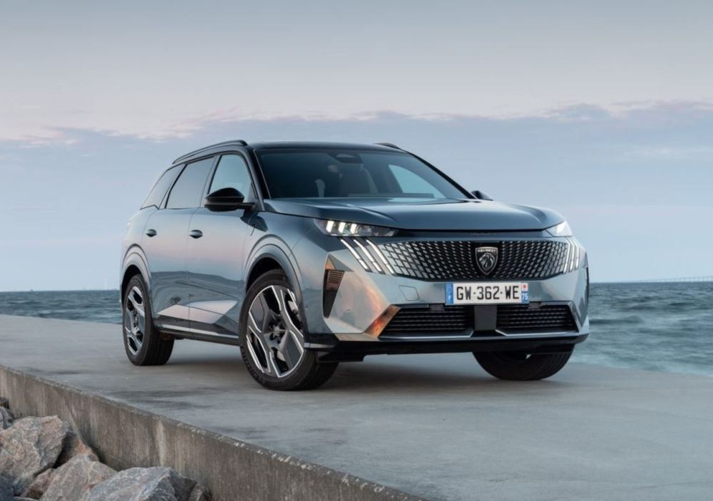 Recensione del Peugeot 5008 ibrido di terza generazione