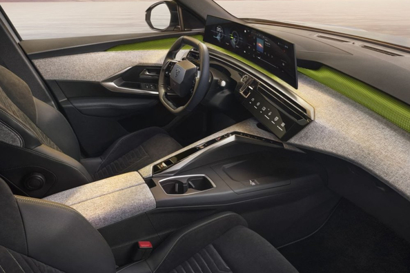 Panoramica della Peugeot 5008 ibrida di terza generazione Foto 5
