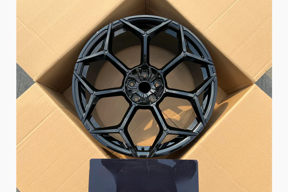 Lamborghini Urus 2018- Cerchi forgiati OEM R23 V4 (Set da 4) Image