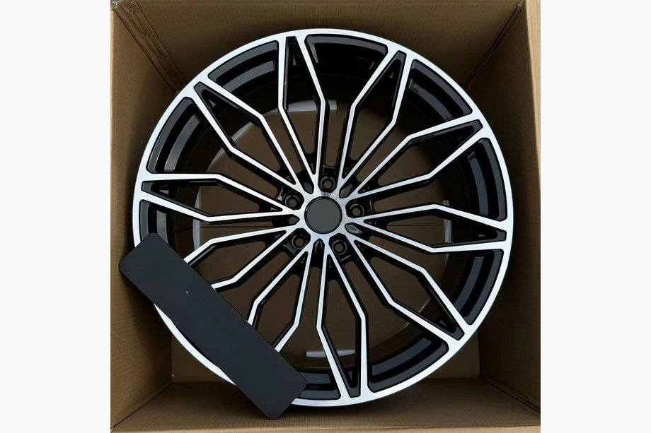 Lamborghini Urus 2018- Cerchi forgiati OEM R23 V10 (Set da 4) Foto 2