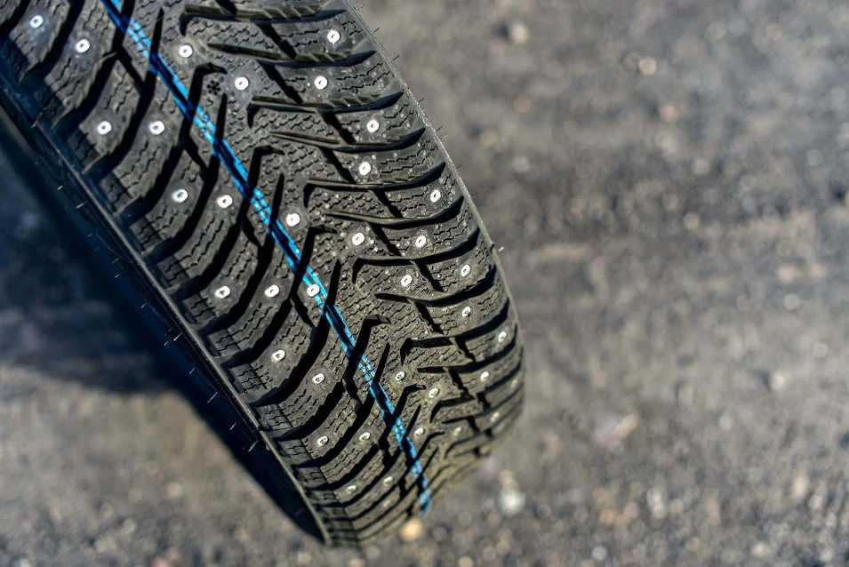 Vale la pena montare pneumatici chiodati sull’auto?