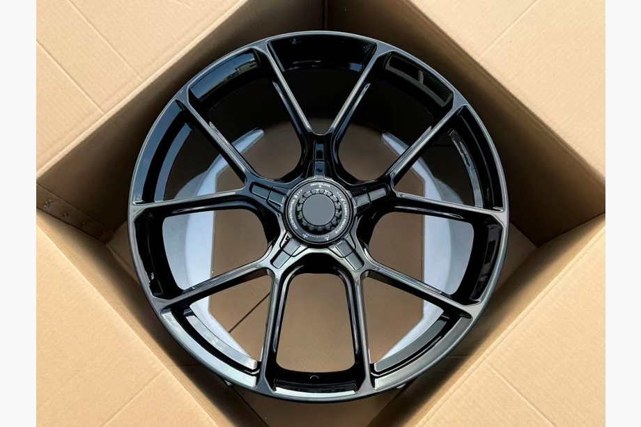 Porsche 911 (992) 2018– Cerchi forgiati OEM R20 R21 V30 (Set di 4) Image