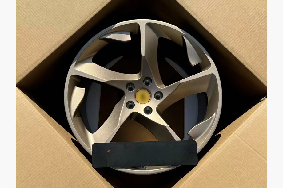 Ferrari SF90 Stradale Cerchi forgiati OEM R20 V2 (set da 4) Image