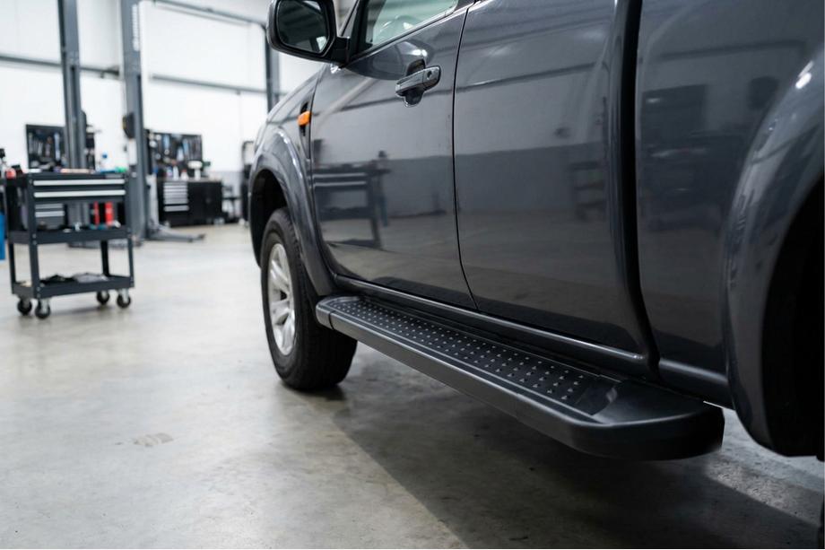 Mazda BT-50 2007-2012 Pedane Laterali Allmond Black (2 pz, Alluminio) Image