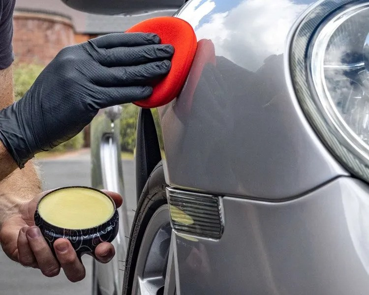 Come scegliere la cera per auto: brillantezza e protezione garantite