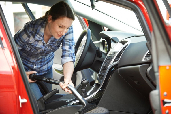 Come eliminare i cattivi odori dall’auto