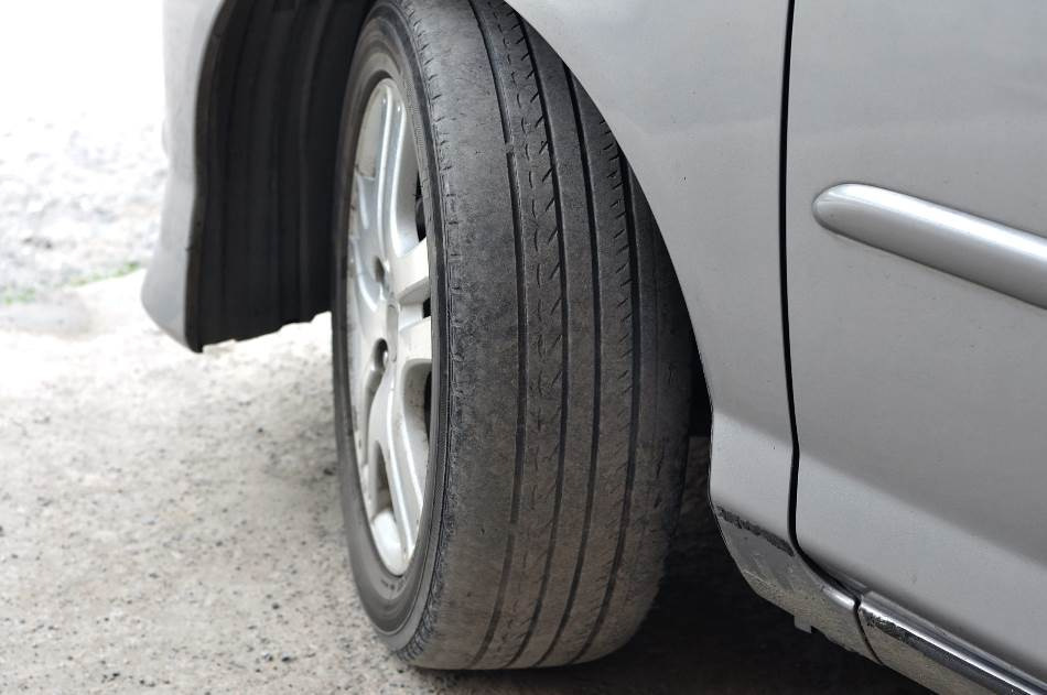 Perché gli pneumatici usurati sono pericolosi per la tua auto