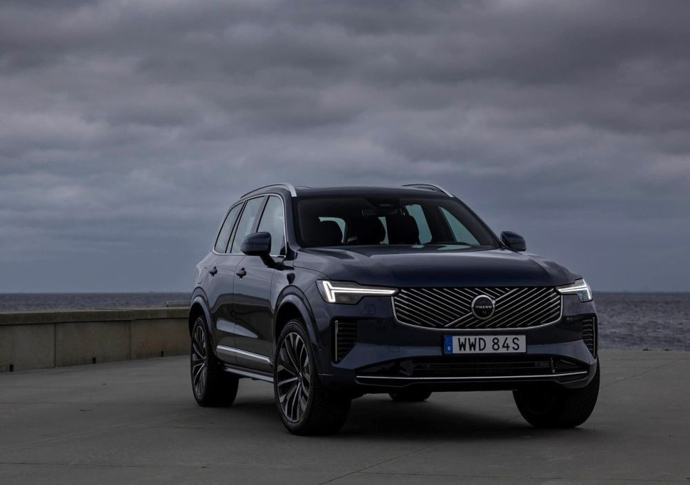 Volvo XC90 II (2024): SUV familiare di lusso con tecnologia ibrida