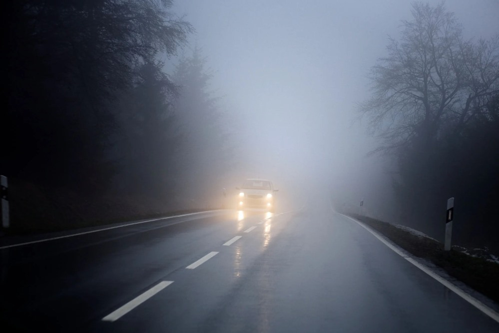 Guidare con nebbia fitta: principali regole di sicurezza
