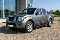 Nissan Navara 2006-2015 Pedane Laterali Allmond Black (2 pz, Alluminio) foto 1