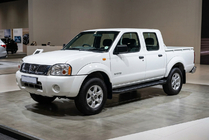 Nissan NP300 1999-2015 Pedane Laterali Allmond Black (2 pz, Alluminio) foto 1