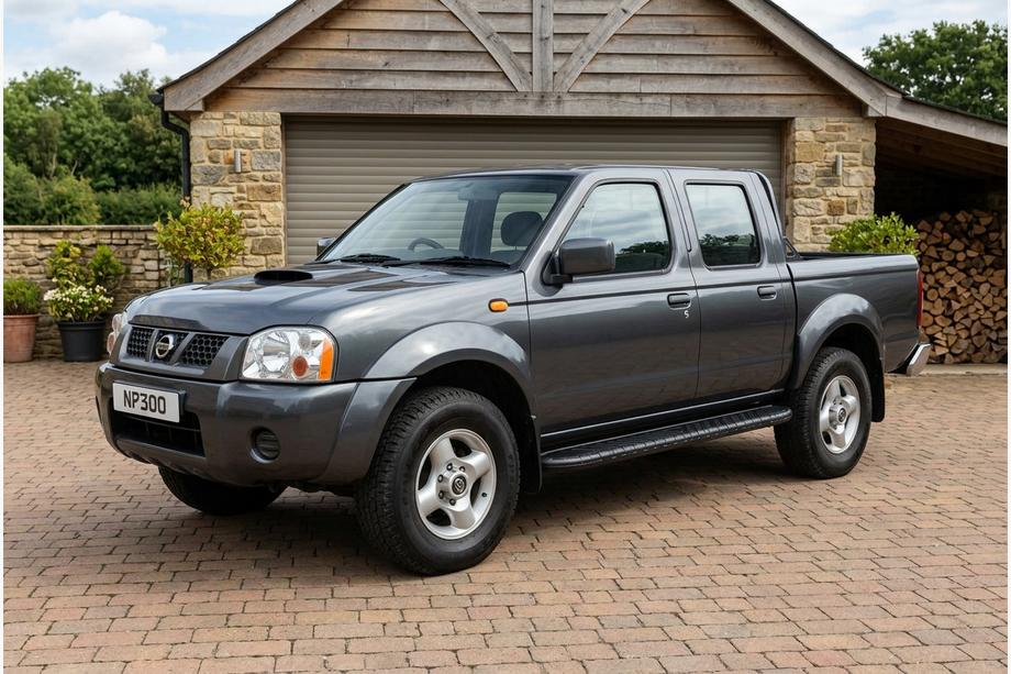 Nissan NP300 1999-2015 Pedane Laterali Bosphorus Black (2 pz, Alluminio) Image