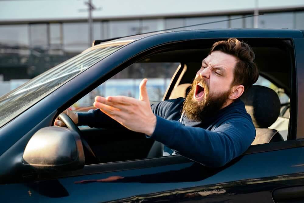 Psicologia dei conducenti aggressivi: come riconoscere ed evitare i conflitti stradali
