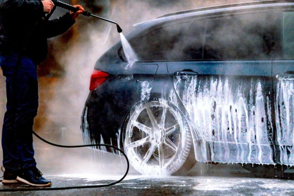 Si può lavare l’auto in inverno: regole per un lavaggio sicuro