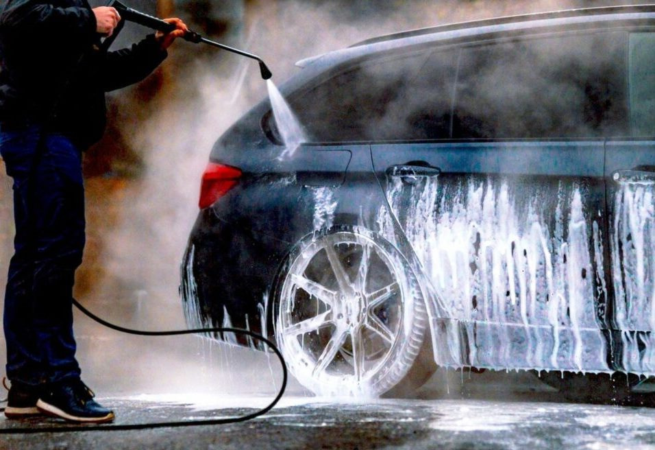 Si può lavare l’auto in inverno: regole per un lavaggio sicuro