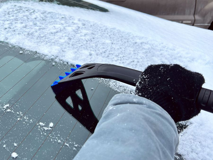 Come scegliere il raschietto per parabrezza auto: La chiave per una visibilità sicura