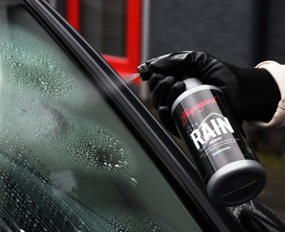 Quando applicare l'antipioggia sul vetro dell'auto e come ottenere il massimo effetto