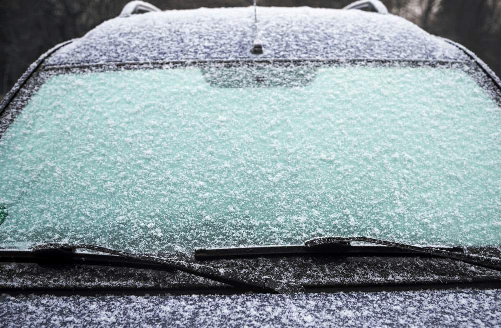 Cosa fare se i tergicristalli sono congelati al parabrezza: soluzioni rapide e sicure