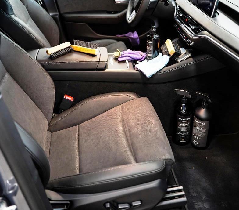 Come prendersi cura correttamente dell’Alcantara negli interni auto