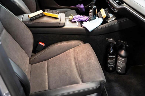 Come prendersi cura correttamente dell’Alcantara negli interni auto