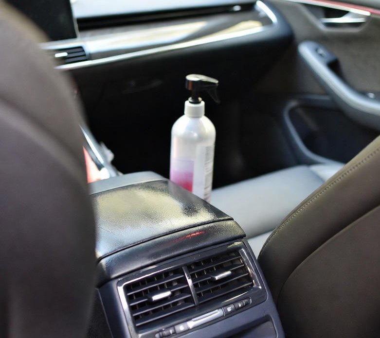 Come rinnovare la plastica degli interni auto: restituisci lucentezza e freschezza