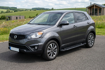 SsangYong Korando 2010-2019 Pedane Laterali RedLine Black (2 pz, Alluminio) foto 1