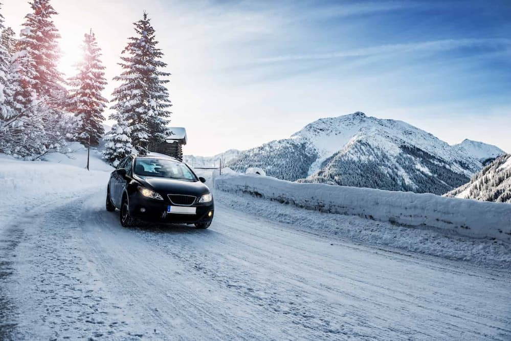 Come preparare l’auto per un viaggio in montagna in inverno: checklist di sicurezza
