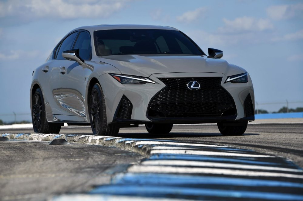 Lexus IS 500: potente berlina sportiva con motore V8 aspirato