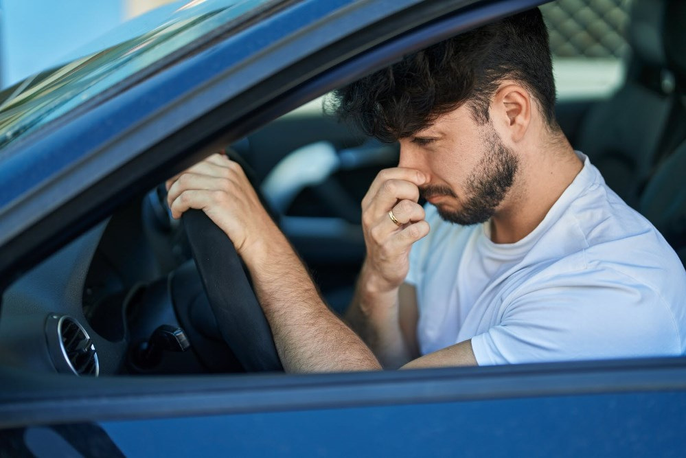 Perché l’auto odora di benzina? Cause principali e rimedi