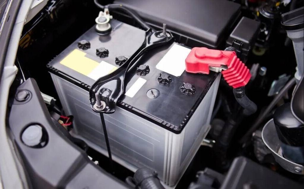 Perché si scarica la batteria dell’auto? Cause principali e come risolvere