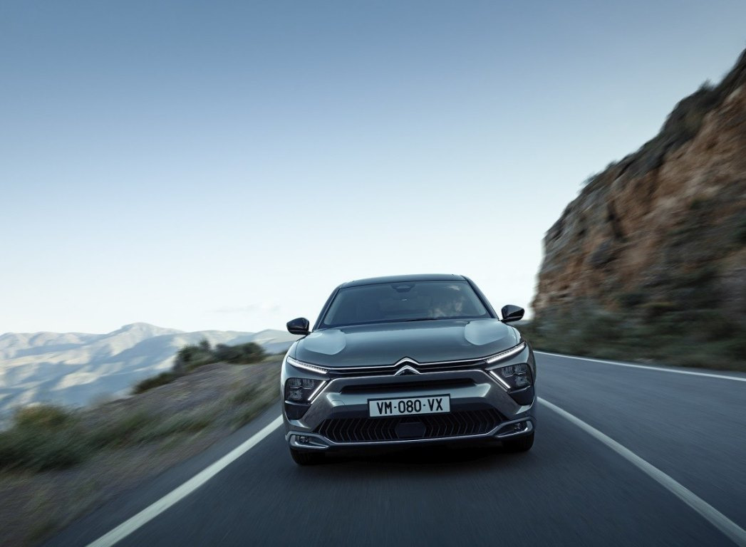 Recensione Citroën C5 X Hybrid: crossover confortevole con mild hybrid