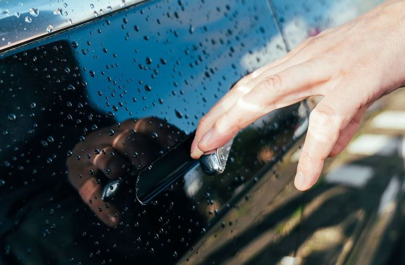 Perché l’auto dà la scossa: cause e semplici protezioni