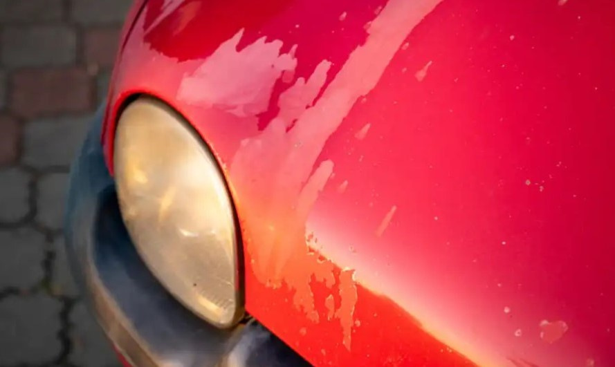 Perché la vernice trasparente si sfoglia? Cause e protezione carrozzeria