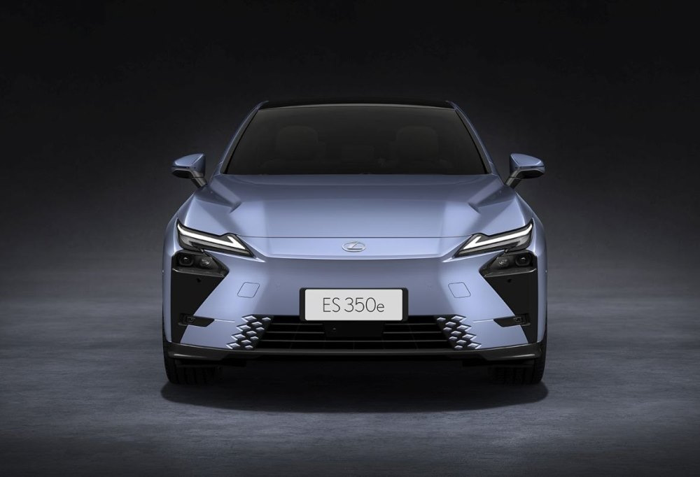 Lexus ES BEV: berlina premium completamente elettrica per il 2026
