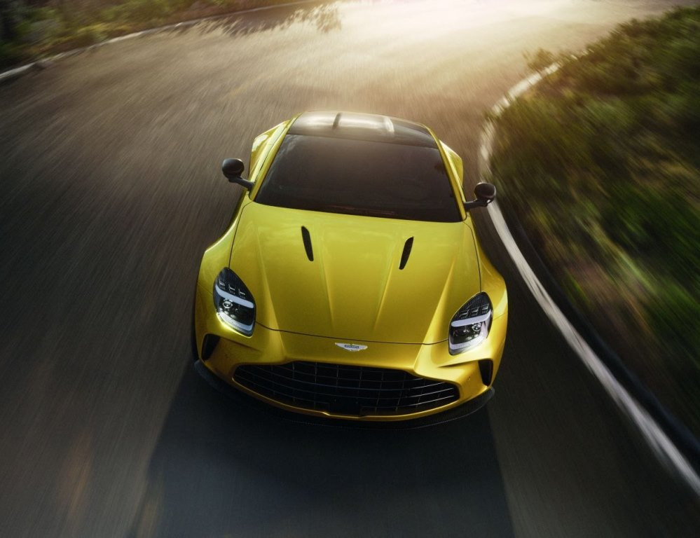 Prova della sportiva britannica Aston Martin Vantage 2025