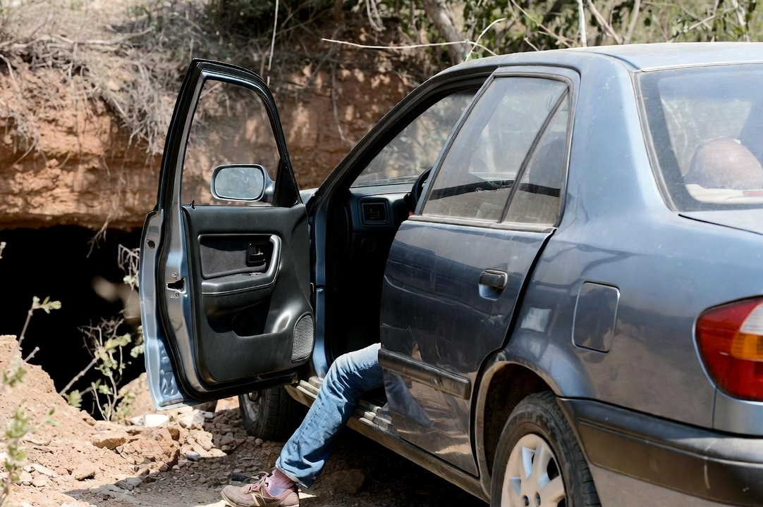 Cosa fare in auto durante un bombardamento: guida passo passo