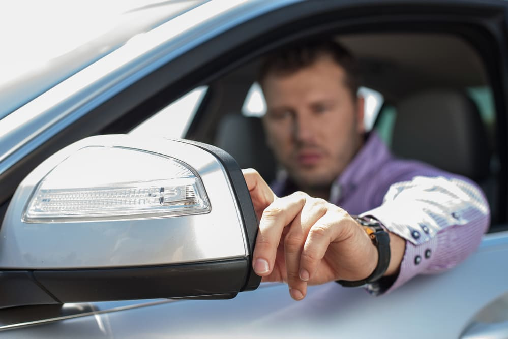 Come regolare gli specchietti dell’auto: guida passo passo per la sicurezza
