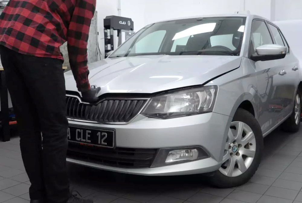 Skoda Fabia: come aprire il cofano? Guida passo passo