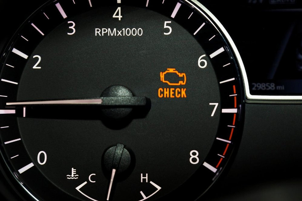 Perché si accende la spia motore? Cause comuni e cosa fare