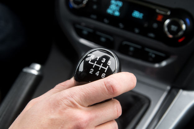 Come guidare un’auto con cambio manuale: guida completa